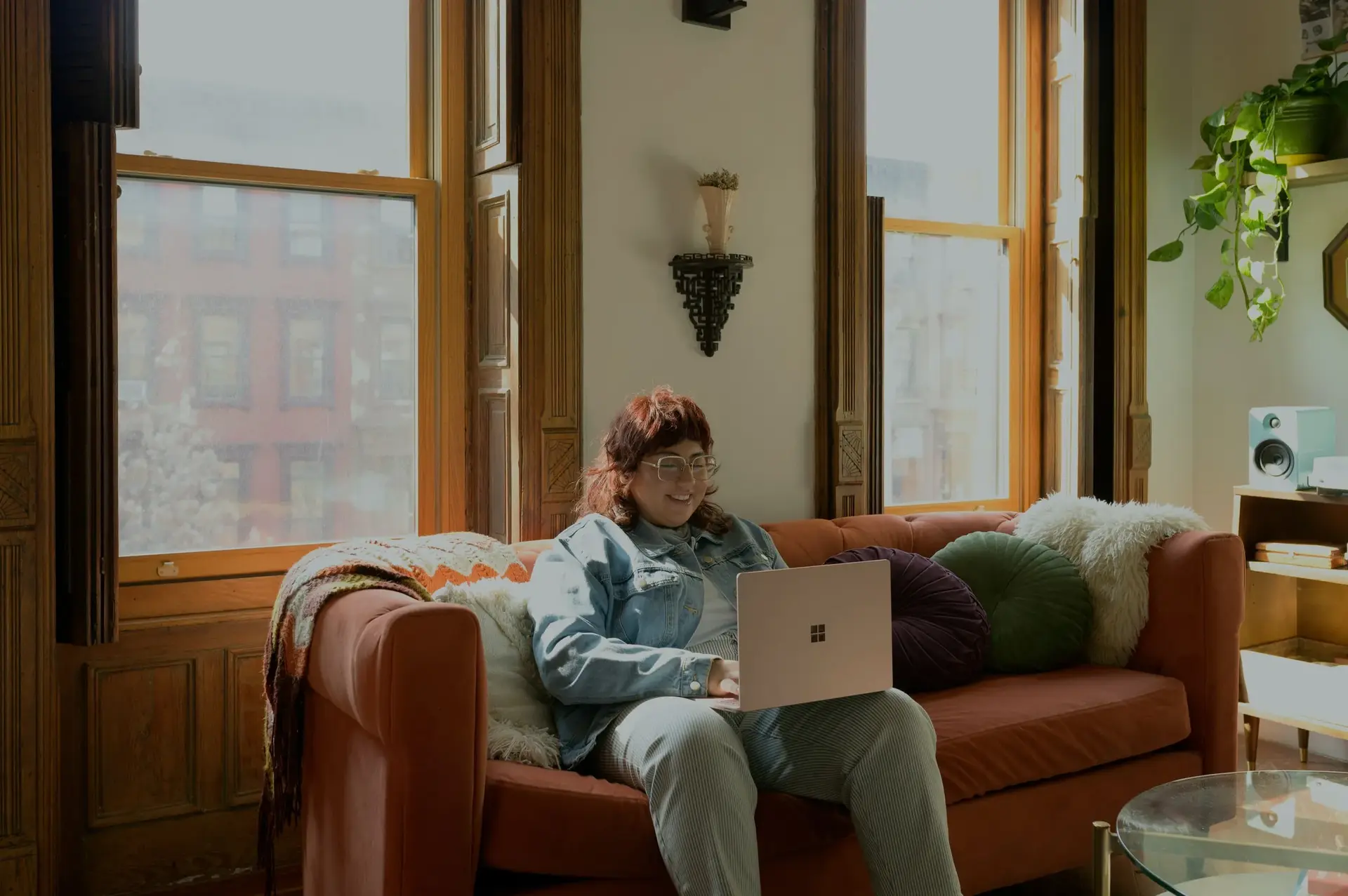 woman laptop size (1)